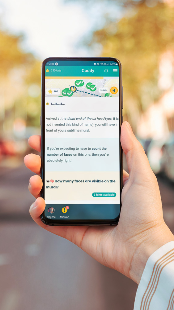 Coddy Mobile app in front of Arc de Triomphe
