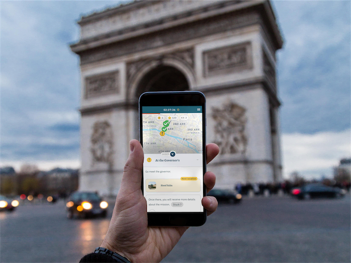 Coddy Mobile app in front of Arc de Triomphe