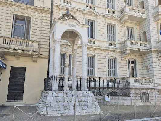 La Croix en Marbre Blanc