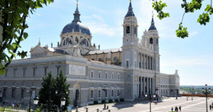 9. Contemple la cathédrale de la Almudena