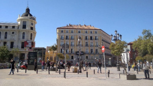 12. Amuse-toi à la place Jacinto Benavente