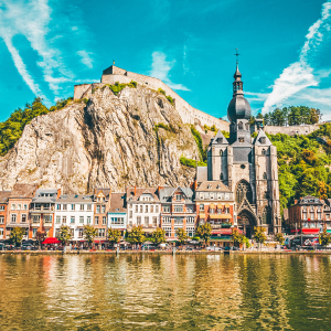 Vue sur la citadelle et Notre-Dame de Dinant, le long de la Meuse