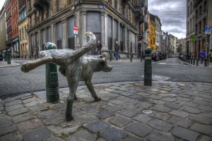 Bruxelles héberge 3 statues qui pissent