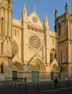 2) Visite la cathédrale Saint-Pierre