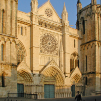 2) Visite la cathédrale Saint-Pierre