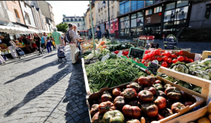 3) Visite le marché de la place des Lices