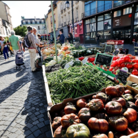 3) Visite le marché de la place des Lices